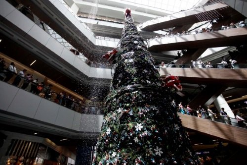 En los Malls de Santiago levantan grandes árboles de Navidad e incluso agregan nieve artificial.