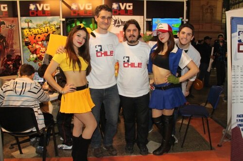 La Directiva de VG Chile trabajando arduamente en el Stand de Festigame