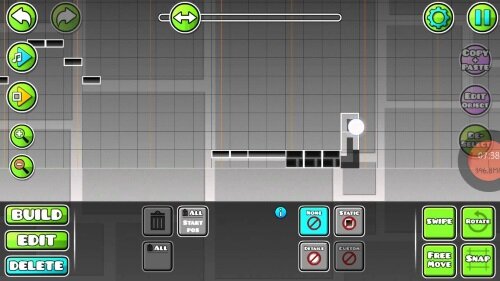 En el editor de niveles de Geometry Dash, el jugador coloca piezas y obstáculos, entre muchas otros elementos que definen un nivel