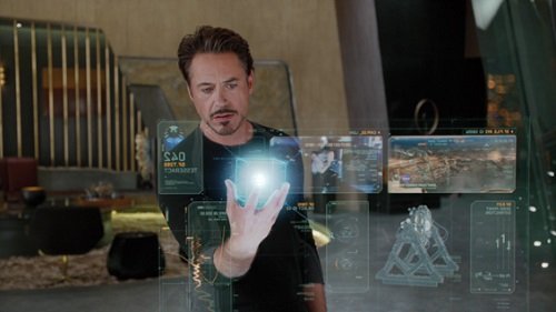 Muchas películas, como la popular Ironman, muestran una profunda relación entre hombre y computadora. Aunque no exactamente como en las películas, muchos creemos que así será el futuro de nuestros hijos o nietos.