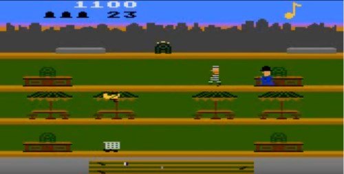Keystone Kapers in Atari, a game in which the player moves a cop who chases a criminal escaping between obstacles, small planes and supermarket carts.