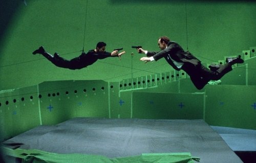 En la popular saga de películas Matrix, la tecnología usada para filmar algunas escenas es impresionante. En esta, por ejemplo, se usaron decenas de cámaras de alta velocidad para poder generar el efecto de que la cámara gira mientras los protagonistas parecen moverse en cámara lenta.