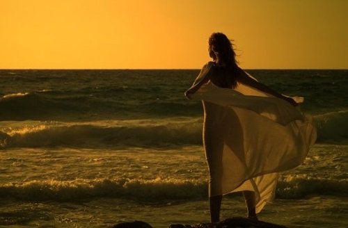 Bella actriz + playa + atardecer + viento = escena perfecta de una película, casi imposible de reproducir en un videojuego.