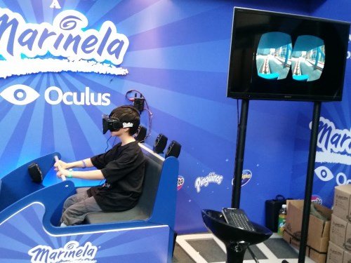 Mi hijo Diego probando el Oculus en Festigame 2014: un recorrido en una montaña rusa virtual.