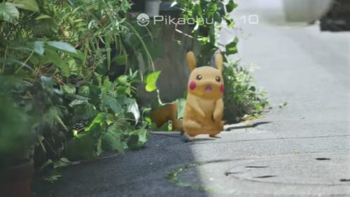 En el video promocional de Pokémon GO, se ve que los Pokémon están 100% inmersos en el mundo real. Incluso Pikachu deja una sombra en el piso y su cola está sombreada por la pared a la izquierda.