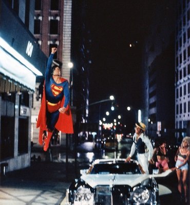 Clásica escena de Superman, donde el protagonista emprende el vuelo.