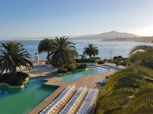 Vista del mar y la piscina en Con Con, a unos 200 kms. de Santiago.